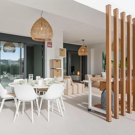 Vivi Homes - Sublime Close To The Beach, Garden, Pool & Hot Tub