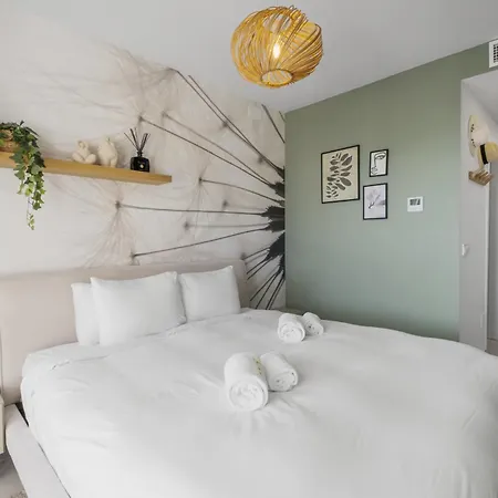 Vivi Homes - Sublime Close To The Beach, Garden, Pool & Hot Tub Apartment *