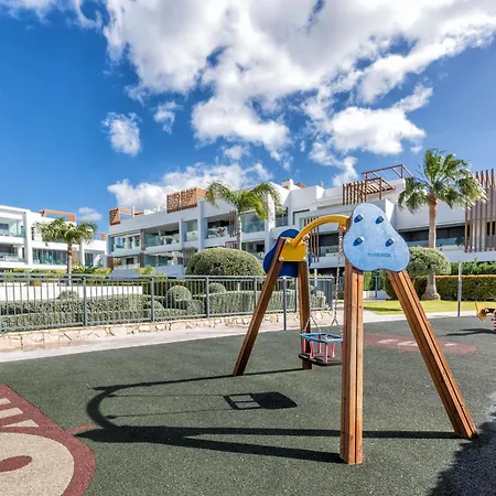 Vivi Homes - Sublime Close To The Beach, Garden, Pool & Hot Tub Apartment *