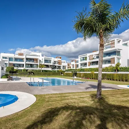 Vivi Homes - Sublime Close To The Beach, Garden, Pool & Hot Tub Apartment