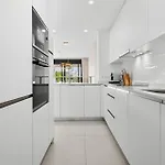 Vivi Homes - Sublime Close To The Beach, Garden, Pool & Hot Tub *