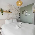 Vivi Homes - Sublime Close To The Beach, Garden, Pool & Hot Tub Διαμέρισμα *