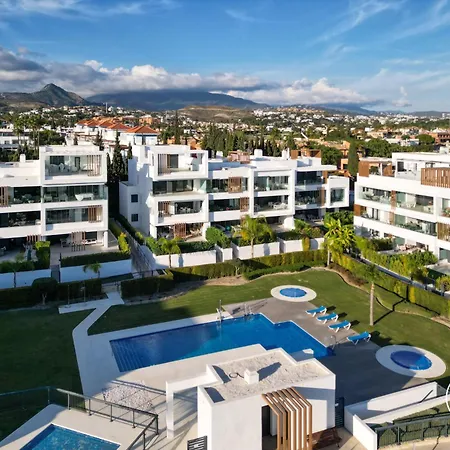 Vivi Homes - Sublime Close To The Beach, Garden, Pool & Hot Tub Estepona