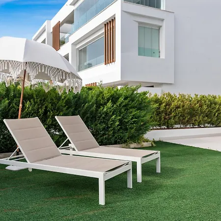 Vivi Homes - Sublime Close To The Beach, Garden, Pool & Hot Tub Apartment *