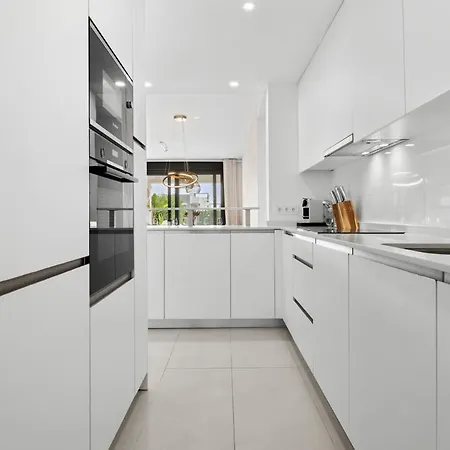 Vivi Homes - Sublime Close To The Beach, Garden, Pool & Hot Tub *