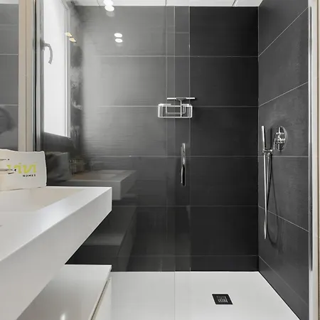 Vivi Homes - Sublime Close To The Beach, Garden, Pool & Hot Tub *