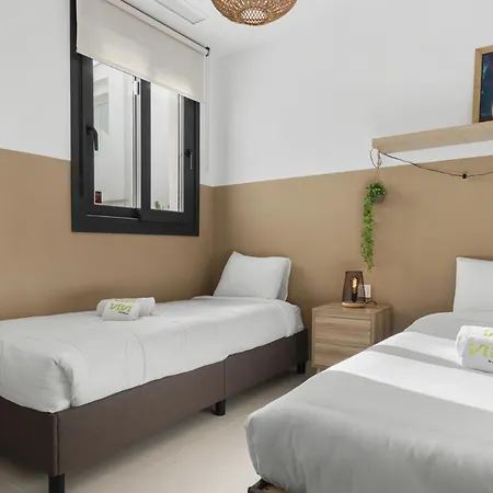 Vivi Homes - Sublime Close To The Beach, Garden, Pool & Hot Tub Daire