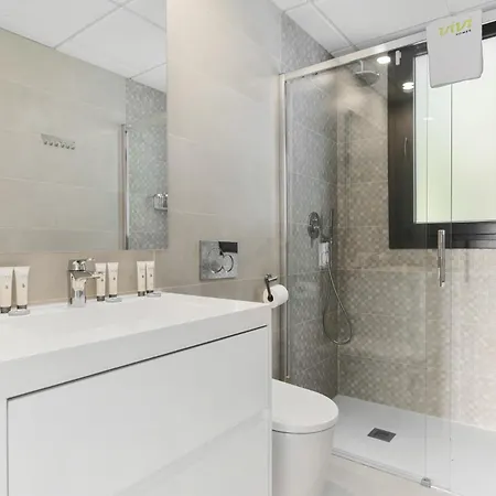 Vivi Homes - Sublime Close To The Beach, Garden, Pool & Hot Tub *