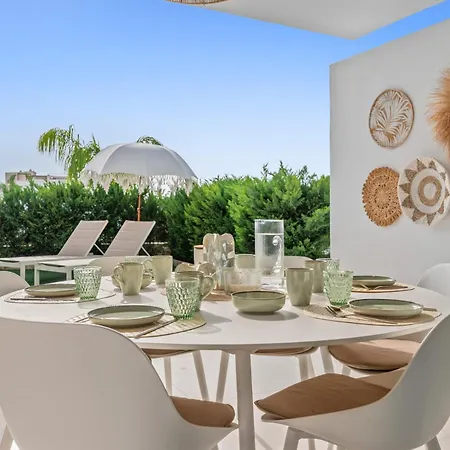 Vivi Homes - Sublime Close To The Beach, Garden, Pool & Hot Tub