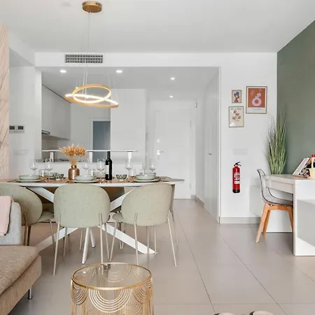 Vivi Homes - Sublime Close To The Beach, Garden, Pool & Hot Tub Estepona