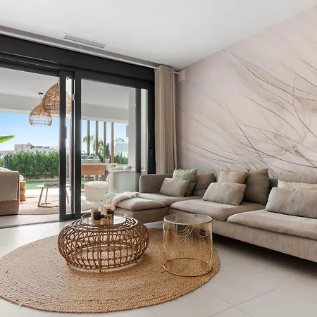 Vivi Homes - Sublime Close To The Beach, Garden, Pool & Hot Tub * Estepona