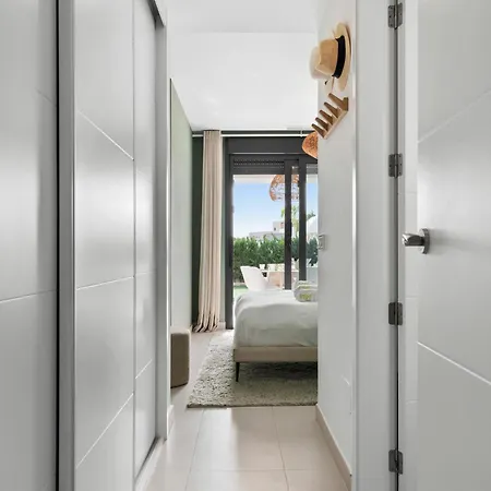 Vivi Homes - Sublime Close To The Beach, Garden, Pool & Hot Tub Apartment *