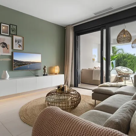 Vivi Homes - Sublime Close To The Beach, Garden, Pool & Hot Tub Apartment Estepona