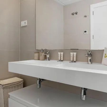 Vivi Homes - Sublime Close To The Beach, Garden, Pool & Hot Tub * Estepona