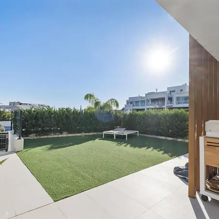 Vivi Homes - Sublime Close To The Beach, Garden, Pool & Hot Tub * Estepona