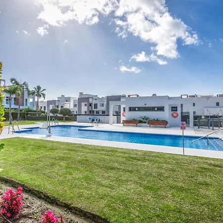 Vivi Homes - Sublime Close To The Beach, Garden, Pool & Hot Tub Estepona