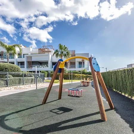Vivi Homes - Sublime Close To The Beach, Garden, Pool & Hot Tub *
