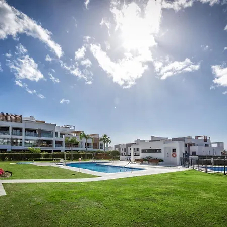 Vivi Homes - Sublime Close To The Beach, Garden, Pool & Hot Tub Apartment *