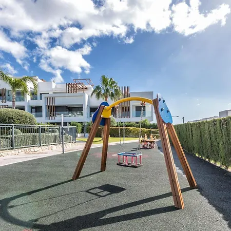 Vivi Homes - Sublime Close To The Beach, Garden, Pool & Hot Tub Estepona