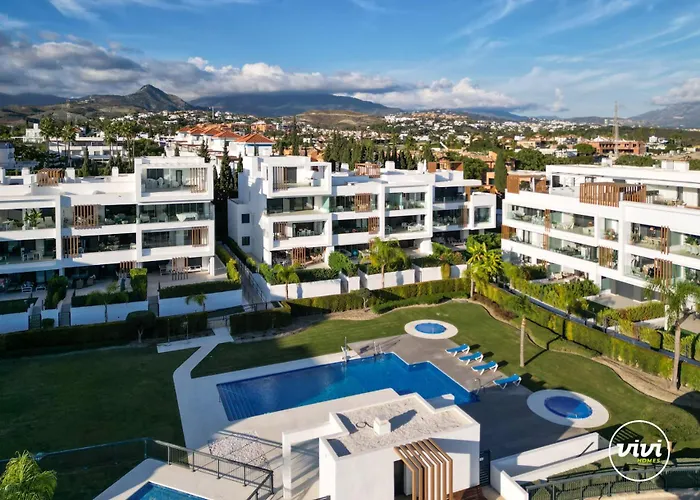 Vivi Homes - Sublime Close To The Beach, Garden, Pool & Hot Tub Estepona