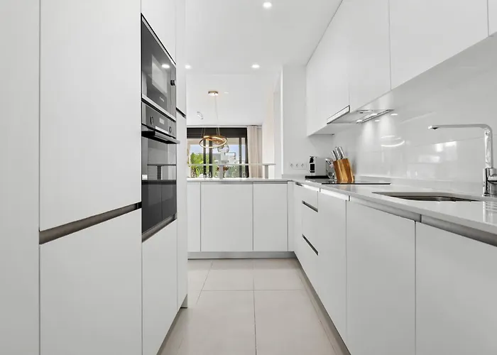 Vivi Homes - Sublime Close To The Beach, Garden, Pool & Hot Tub *