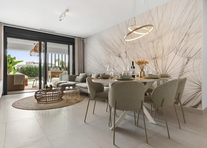 Vivi Homes - Sublime Close To The Beach, Garden, Pool & Hot Tub * Estepona