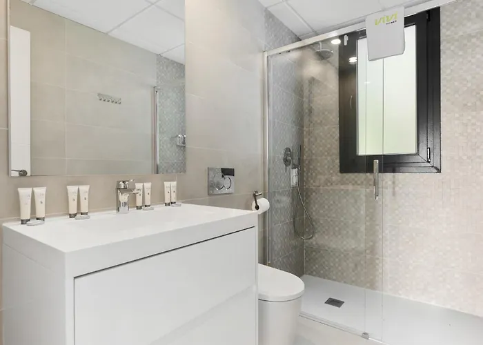 Vivi Homes - Sublime Close To The Beach, Garden, Pool & Hot Tub *