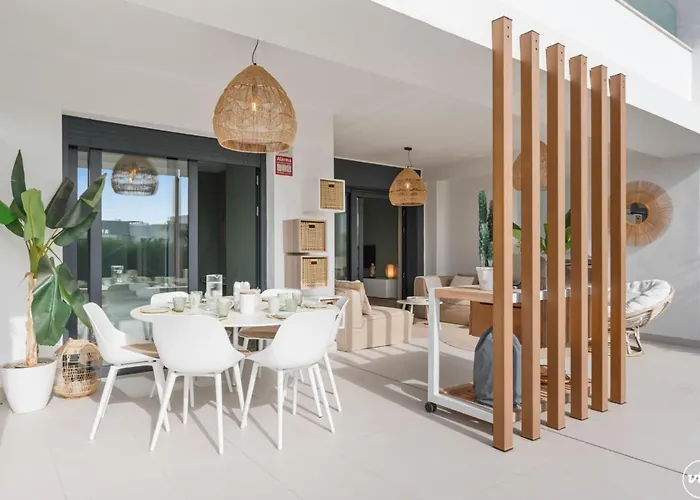 Vivi Homes - Sublime Close To The Beach, Garden, Pool & Hot Tub