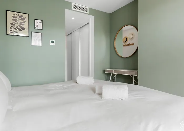 Vivi Homes - Sublime Close To The Beach, Garden, Pool & Hot Tub * Estepona