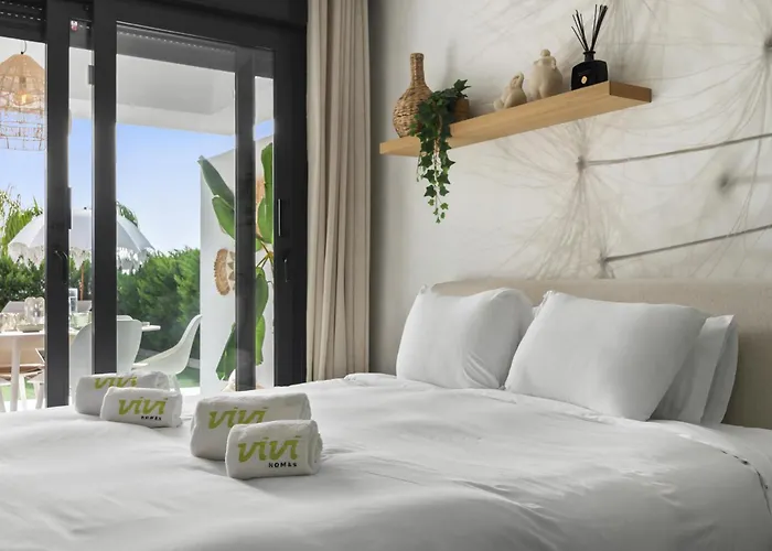 Vivi Homes - Sublime Close To The Beach, Garden, Pool & Hot Tub Estepona