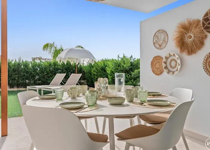 Vivi Homes - Sublime Close To The Beach, Garden, Pool & Hot Tub