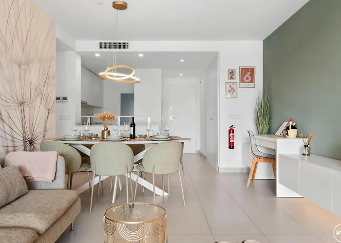 Vivi Homes - Sublime Close To The Beach, Garden, Pool & Hot Tub Estepona