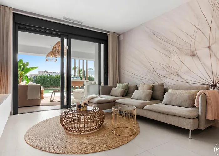 Vivi Homes - Sublime Close To The Beach, Garden, Pool & Hot Tub * Estepona