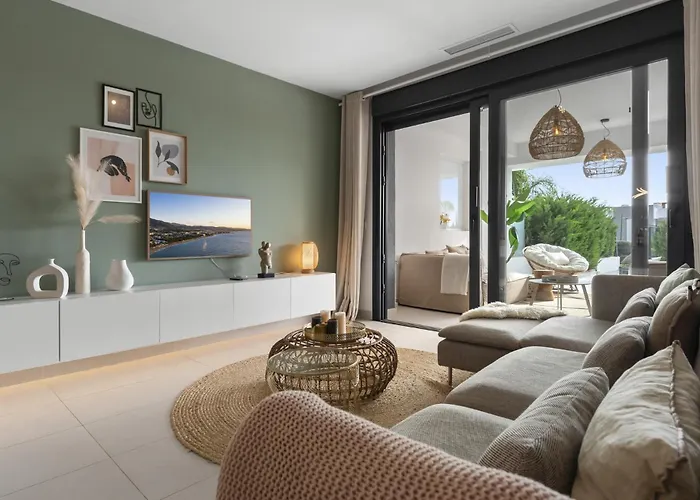 Vivi Homes - Sublime Close To The Beach, Garden, Pool & Hot Tub Appartement Estepona
