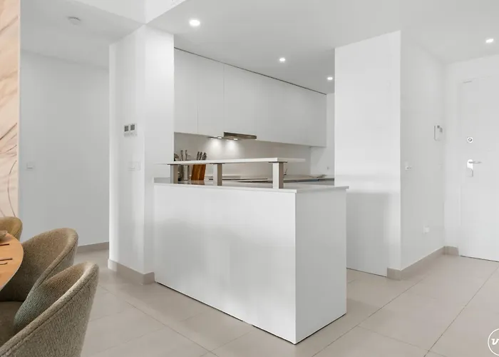 Vivi Homes - Sublime Close To The Beach, Garden, Pool & Hot Tub * Estepona