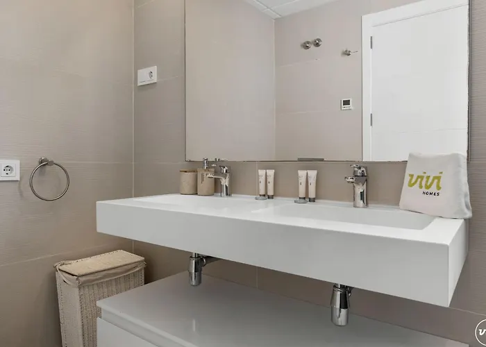 Vivi Homes - Sublime Close To The Beach, Garden, Pool & Hot Tub * Estepona