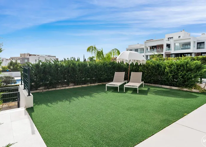 Vivi Homes - Sublime Close To The Beach, Garden, Pool & Hot Tub Estepona