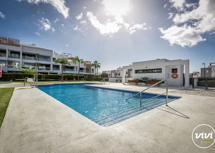 Vivi Homes - Sublime Close To The Beach, Garden, Pool & Hot Tub