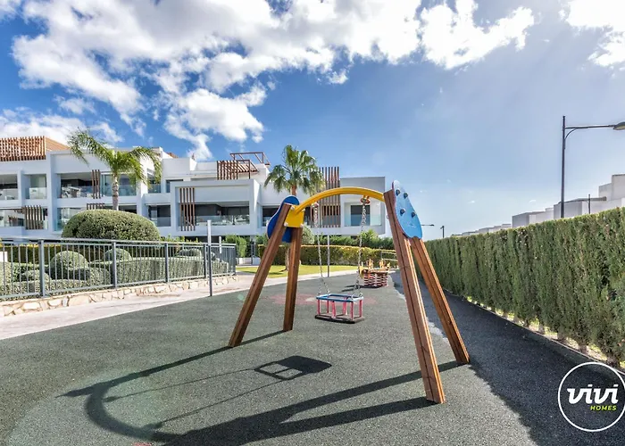 Vivi Homes - Sublime Close To The Beach, Garden, Pool & Hot Tub Estepona