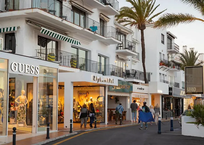 Vivi Homes - Sublime Close To The Beach, Garden, Pool & Hot Tub * Estepona