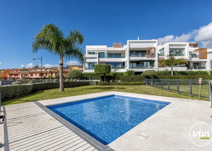 Vivi Homes - Sublime Close To The Beach, Garden, Pool & Hot Tub Estepona