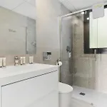 Vivi Homes - Sublime Close To The Beach, Garden, Pool & Hot Tub *