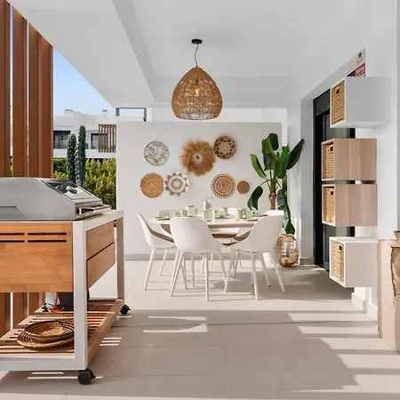 Vivi Homes - Sublime Close To The Beach, Garden, Pool & Hot Tub Daire